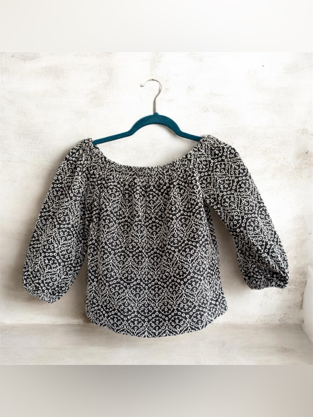 EXPRESS Black & White Patterned Off-Shoulder Women's Top